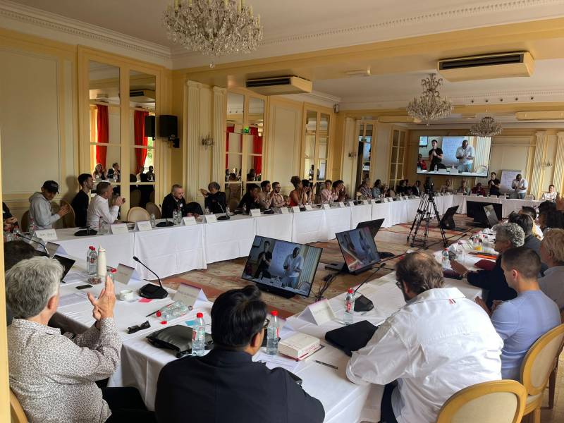 Transmission des interventions Zoom sur un mur LED LG