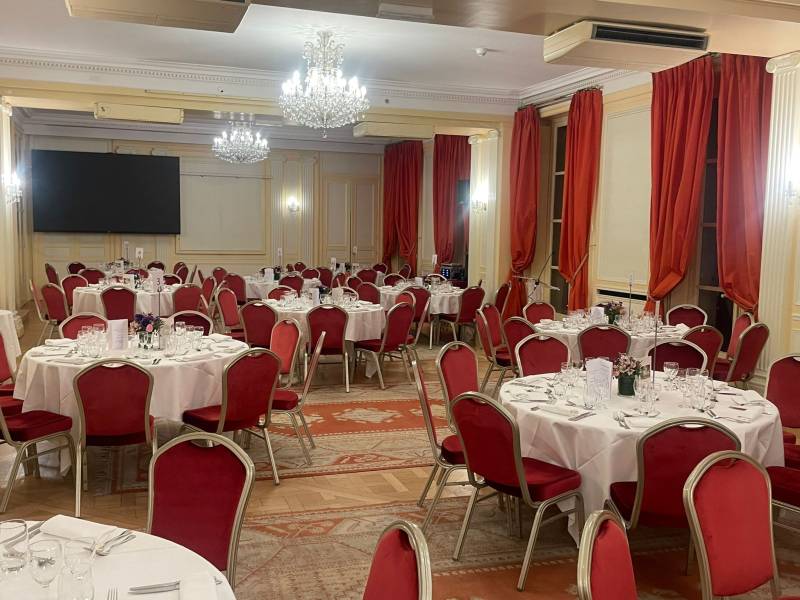 prestation de sonorisation professionnelle pour dîner institutionnel à Paris dans un lieu prestigieux avec micros HF et technicien audiovisuel
